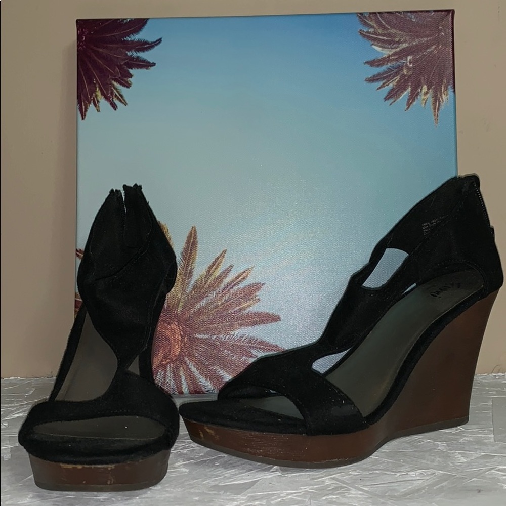 Fioni open cut wedge